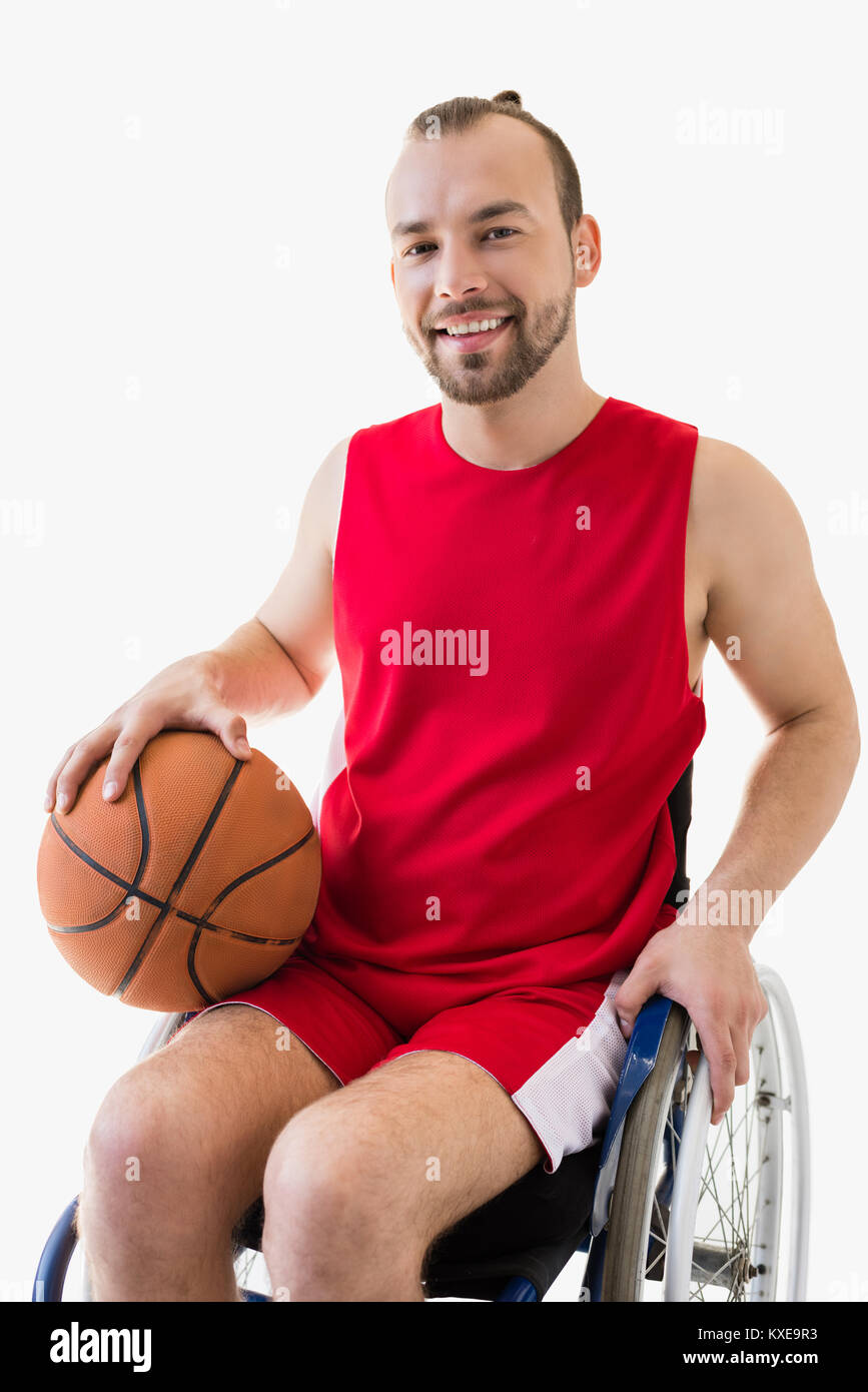 Sportler im Rollstuhl mit Basketball Ball Stockfoto