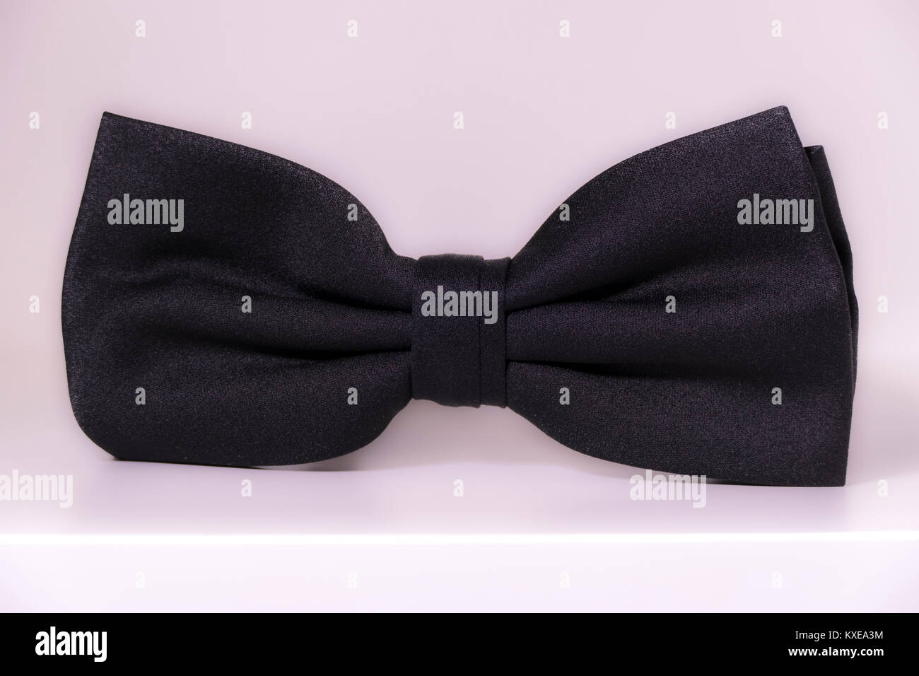 Bow Tie, traditionelles, klassisches Design in schwarzer Seide. Die Fliege ist in der Regel durch Männer als elegante Kleidung Zubehör für mehr formellen Anlässen verwendet. Stockfoto