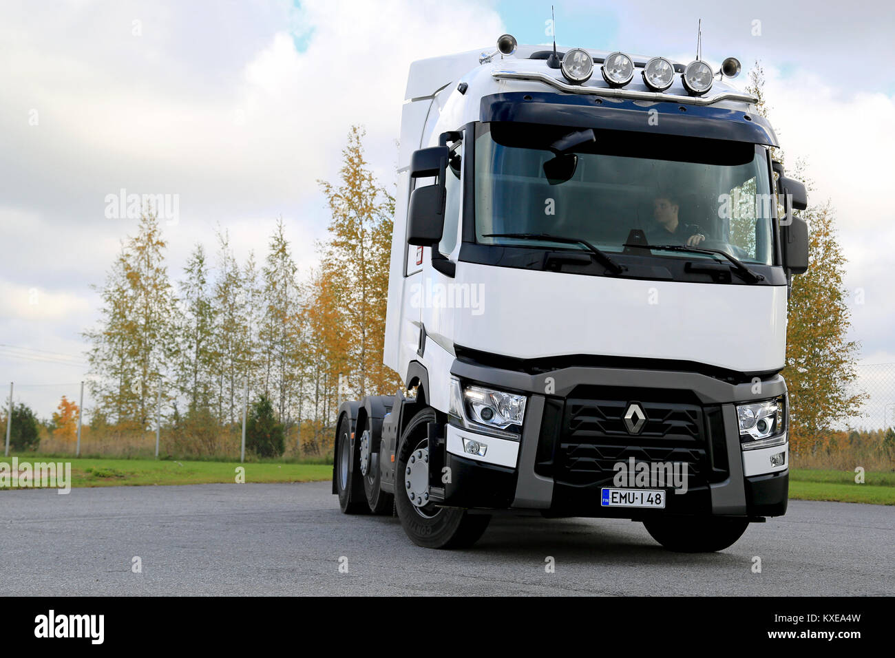 LIETO, Finnland - 4. OKTOBER 2014: Renault T 480 Lkw Traktor auf einem Hof rückgängig gemacht wird. Renault Trucks T ist die International Truck des Jahres ausgezeichnet Stockfoto