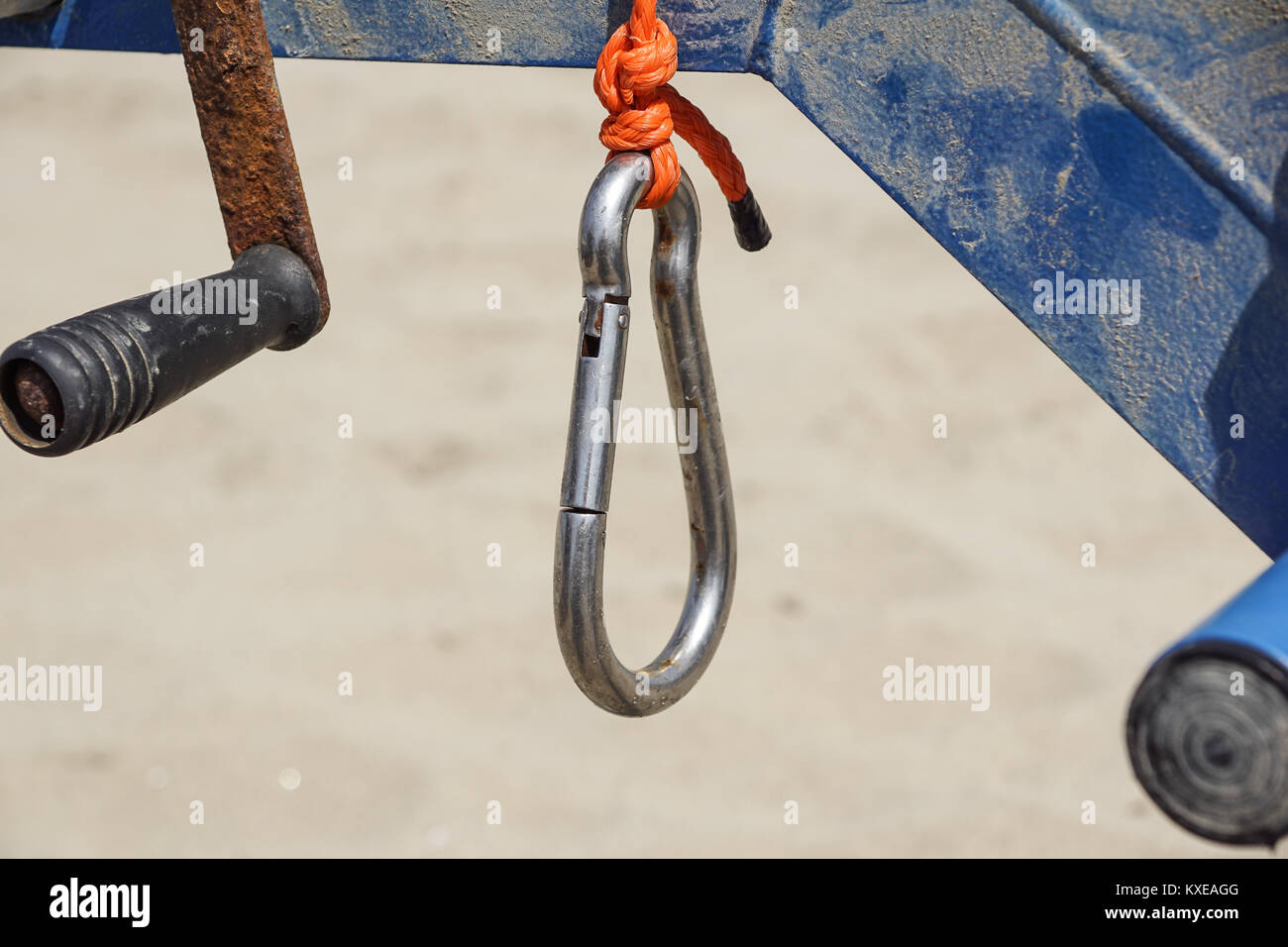 Klettern Sport Bild eines Karabiners an einem Seil Stockfoto