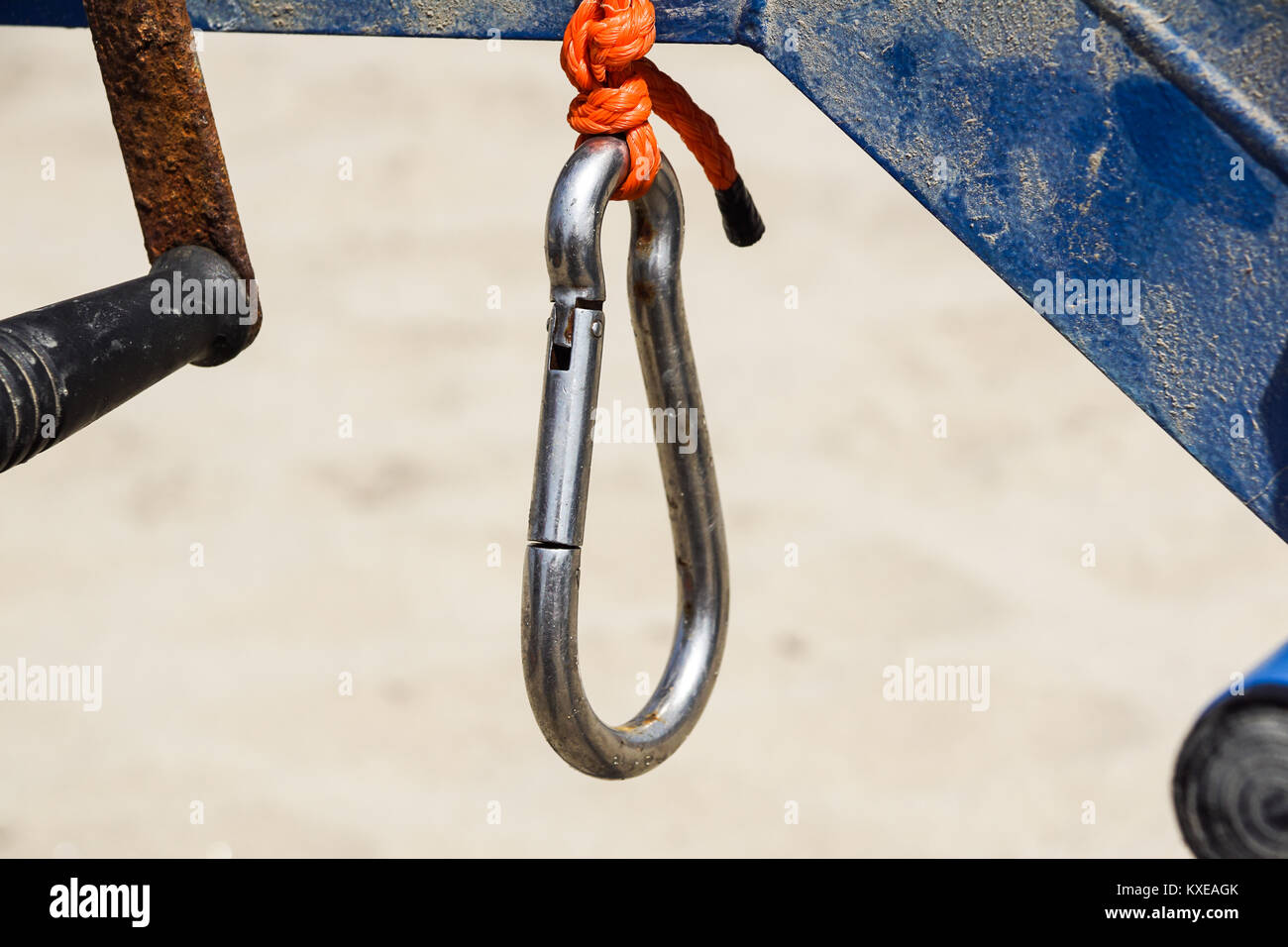 Klettern Sport Bild eines Karabiners an einem Seil Stockfoto