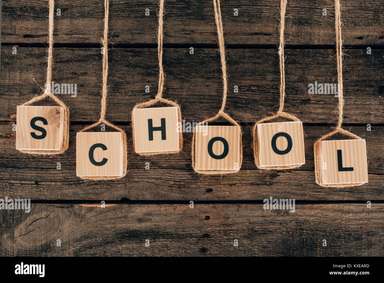 Draufsicht des Alphabets Cubes mit Wort Schule auf Holz- Hintergrund Stockfoto