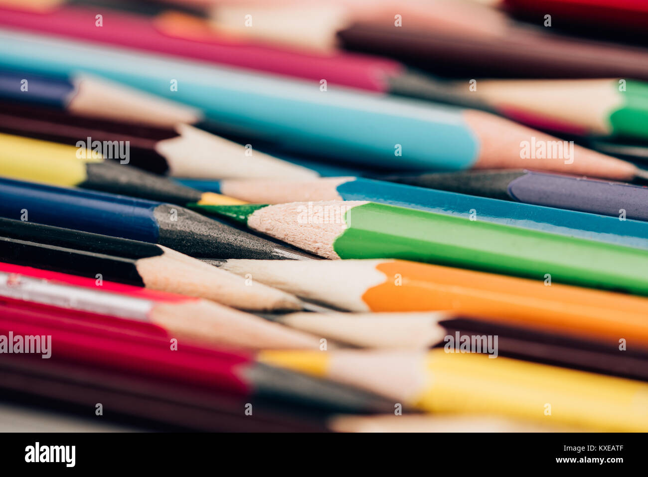 Nahaufnahme der Bunte Bleistifte in Verwirrung wie pädagogischen Hintergrund Stockfoto