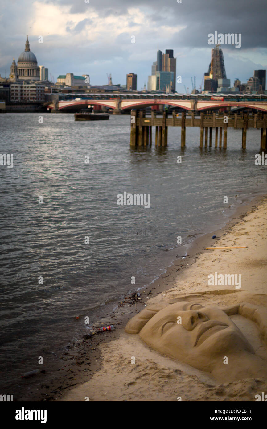 Ein Sand Skulptur an der Themse mit St Pauls Cathedral und der Londoner City im Hintergrund Stockfoto