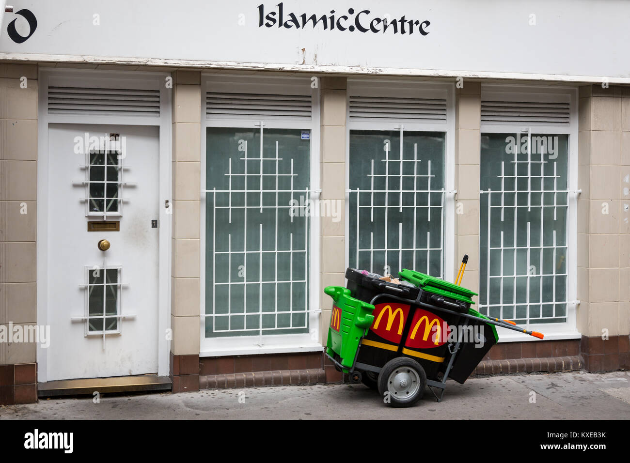 Ein Wurf Warenkorb mit McDonalds Aufkleber außerhalb eines Islamischen Zentrums geparkt Stockfoto