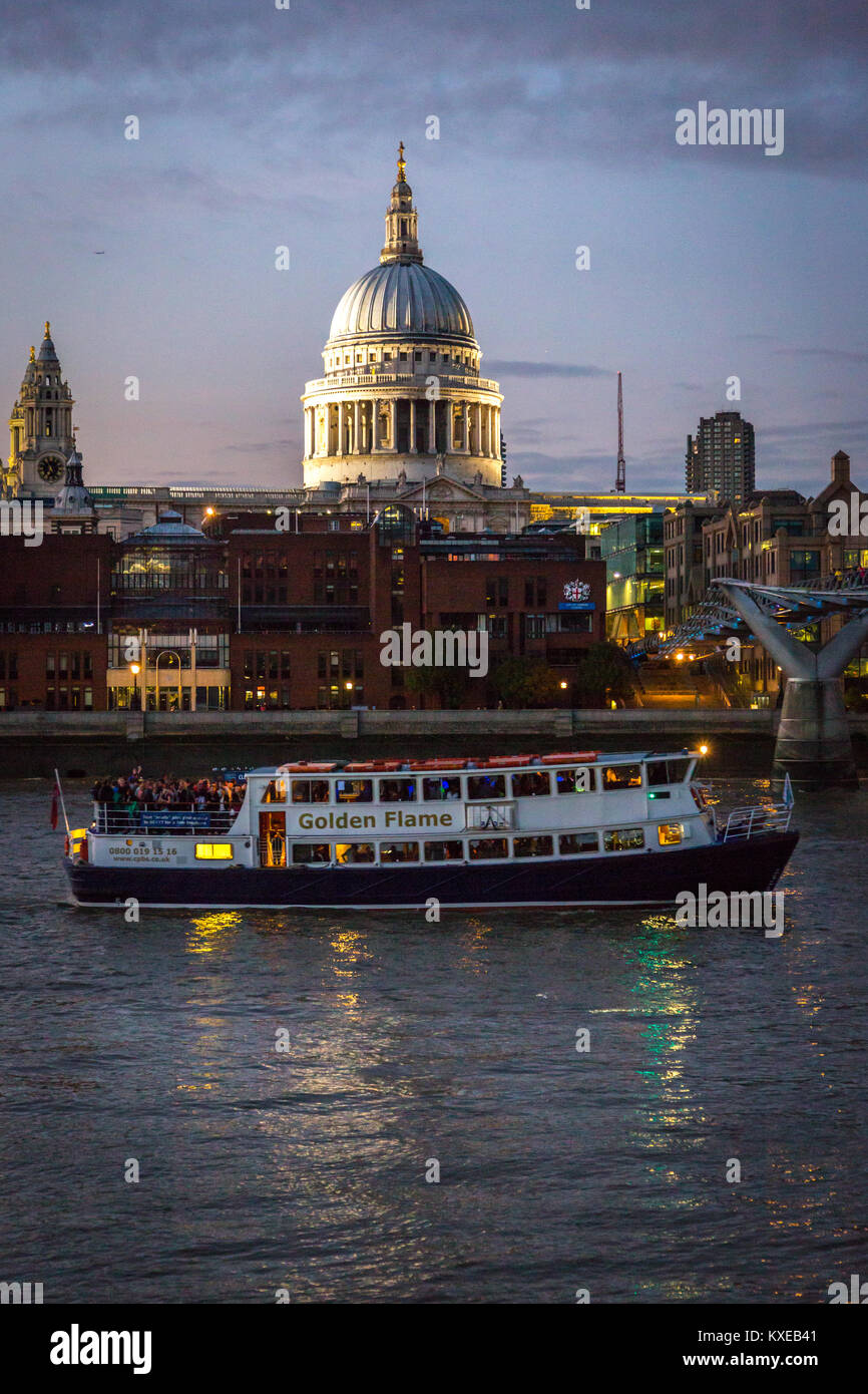 Eine Freizeit Boot auf der Themse vor der St Pauls Kathedrale in einem Abend Szene Stockfoto
