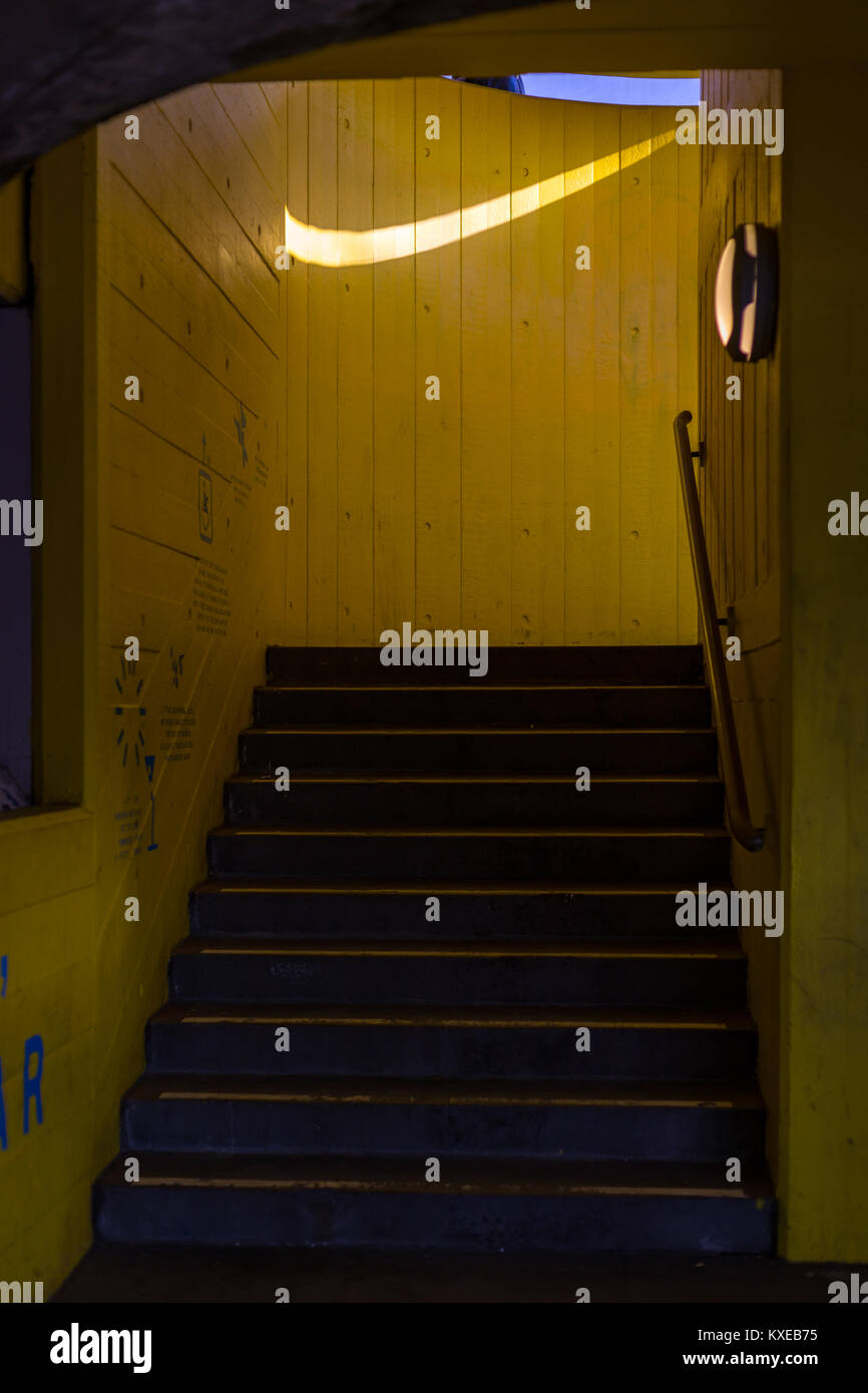 Sunshine Spritzer auf der Seite eines gelben Treppe in einer Form ähnlich der Nike swoop Stockfoto