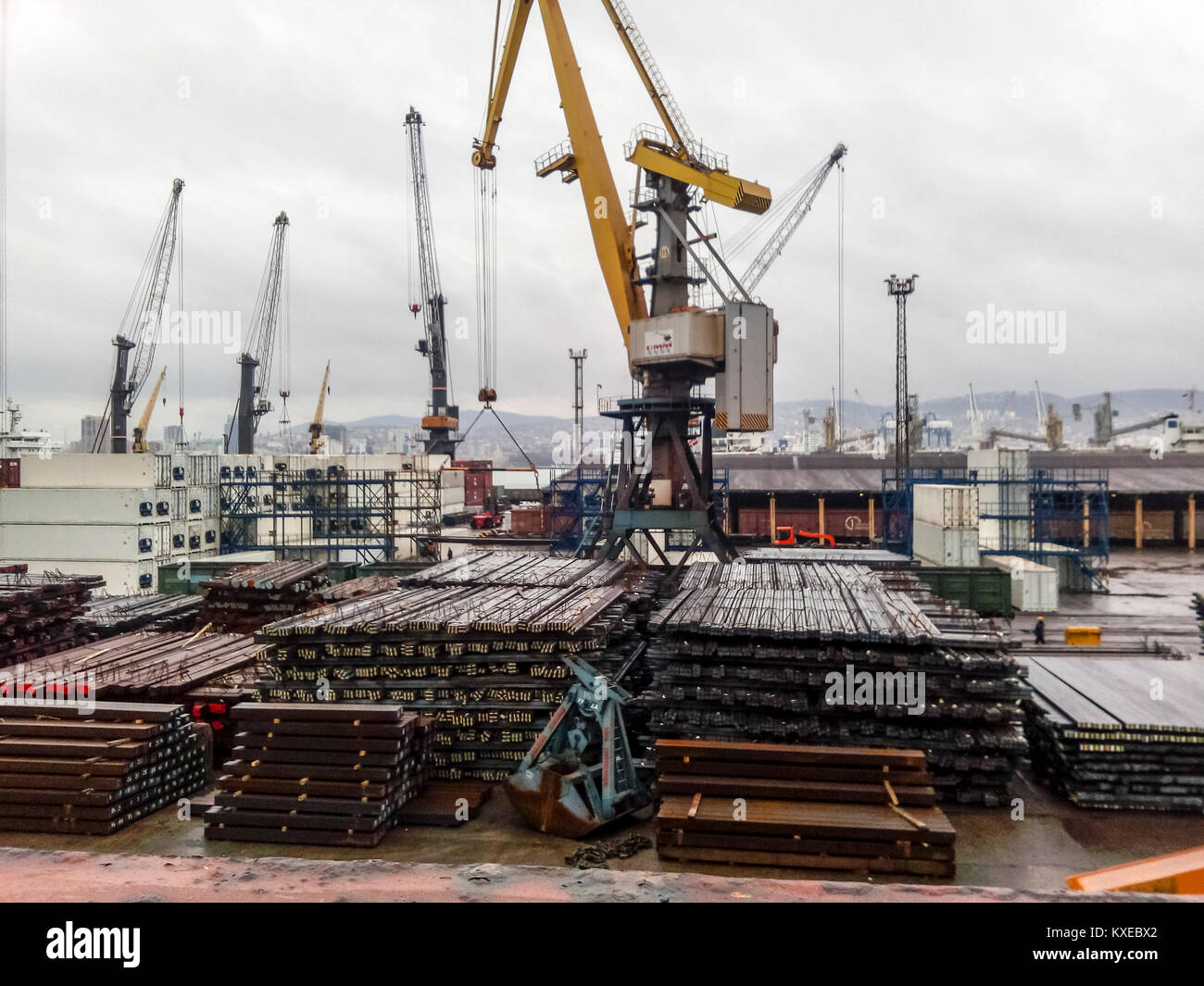 Noworossijsk, Russland - 20. August 2017: Die metallstäbe auf dem Port site für den Export gefaltet. Vorübergehende Lagerung im Hafen von Rohstoffen. Port Cargo Stockfoto