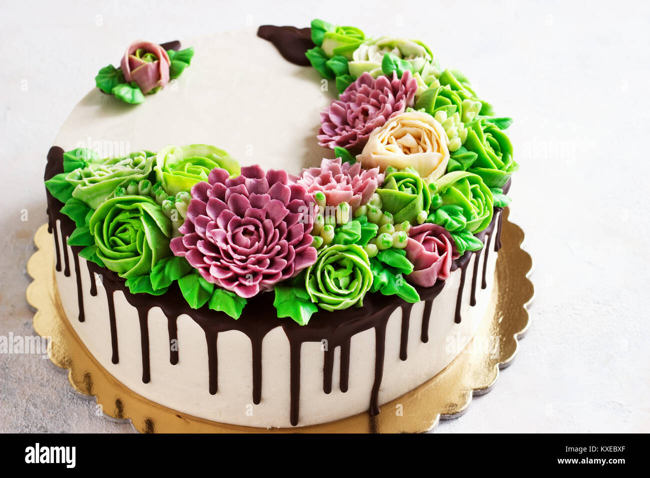 Geburtstag Kuchen mit Blumen Rose auf weißem Hintergrund Stockfoto