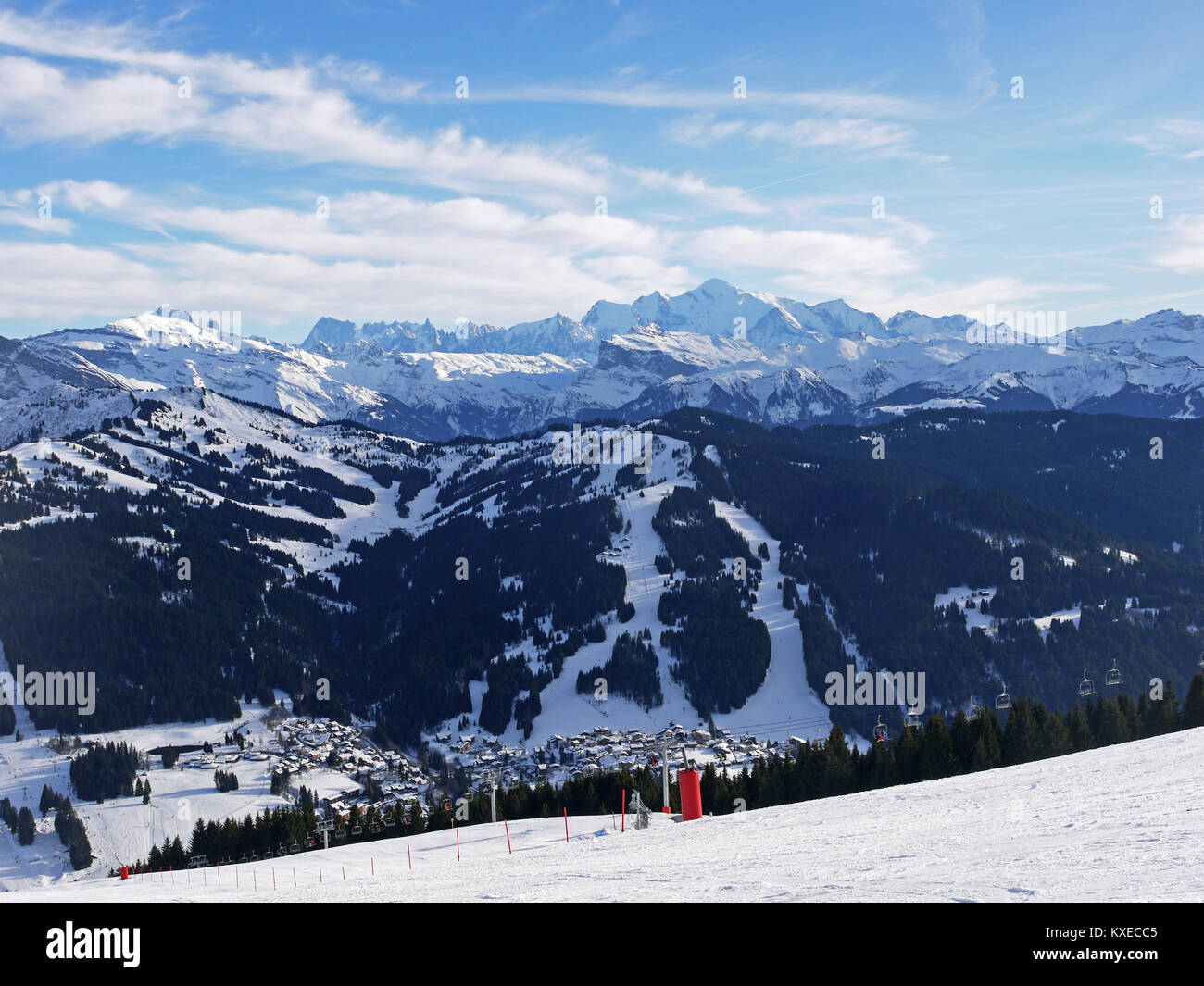 Allgemeine Ansicht, das Skigebiet von Les Gets Frankreich zeigt die Sat-Dorf La Turche und seine Wanderwege Stockfoto