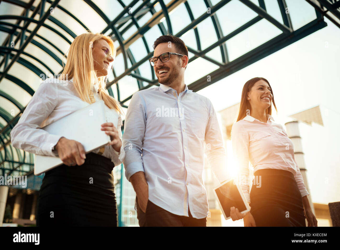 Bild von jungen attraktiven Geschäftspartner stehen Stockfoto
