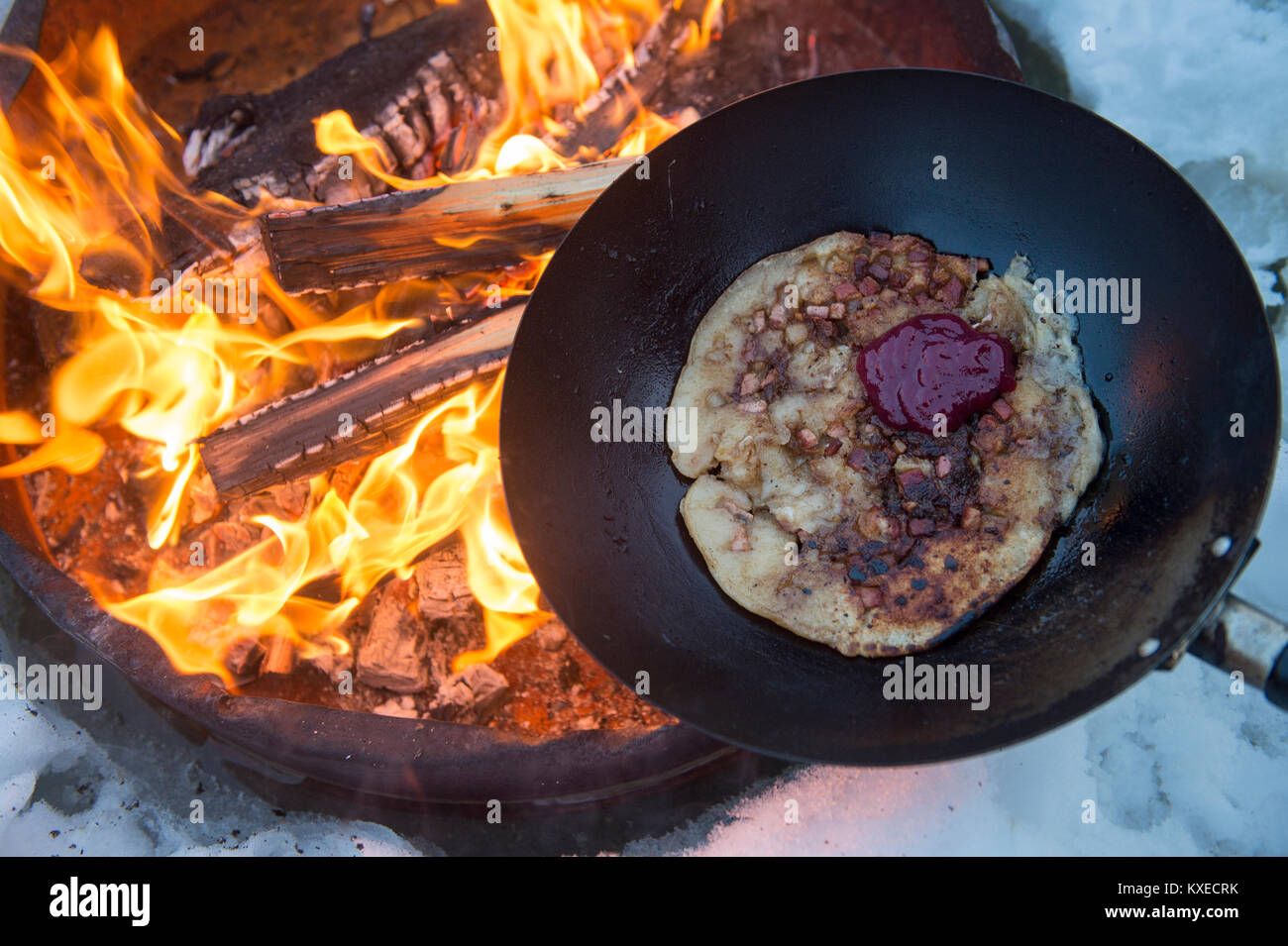 Kochen char Bun, Kolbulle über Feuer und Eis angeln in Schweden. Stockfoto