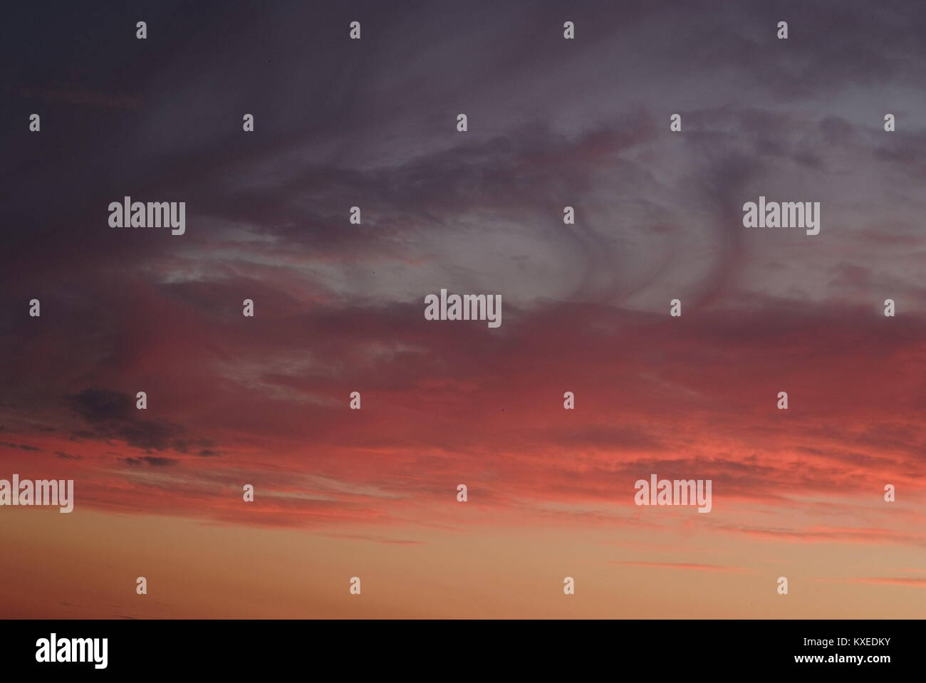 Wundervolle cloud scape Sonnenuntergang in Rot-orange Tönen Stockfoto