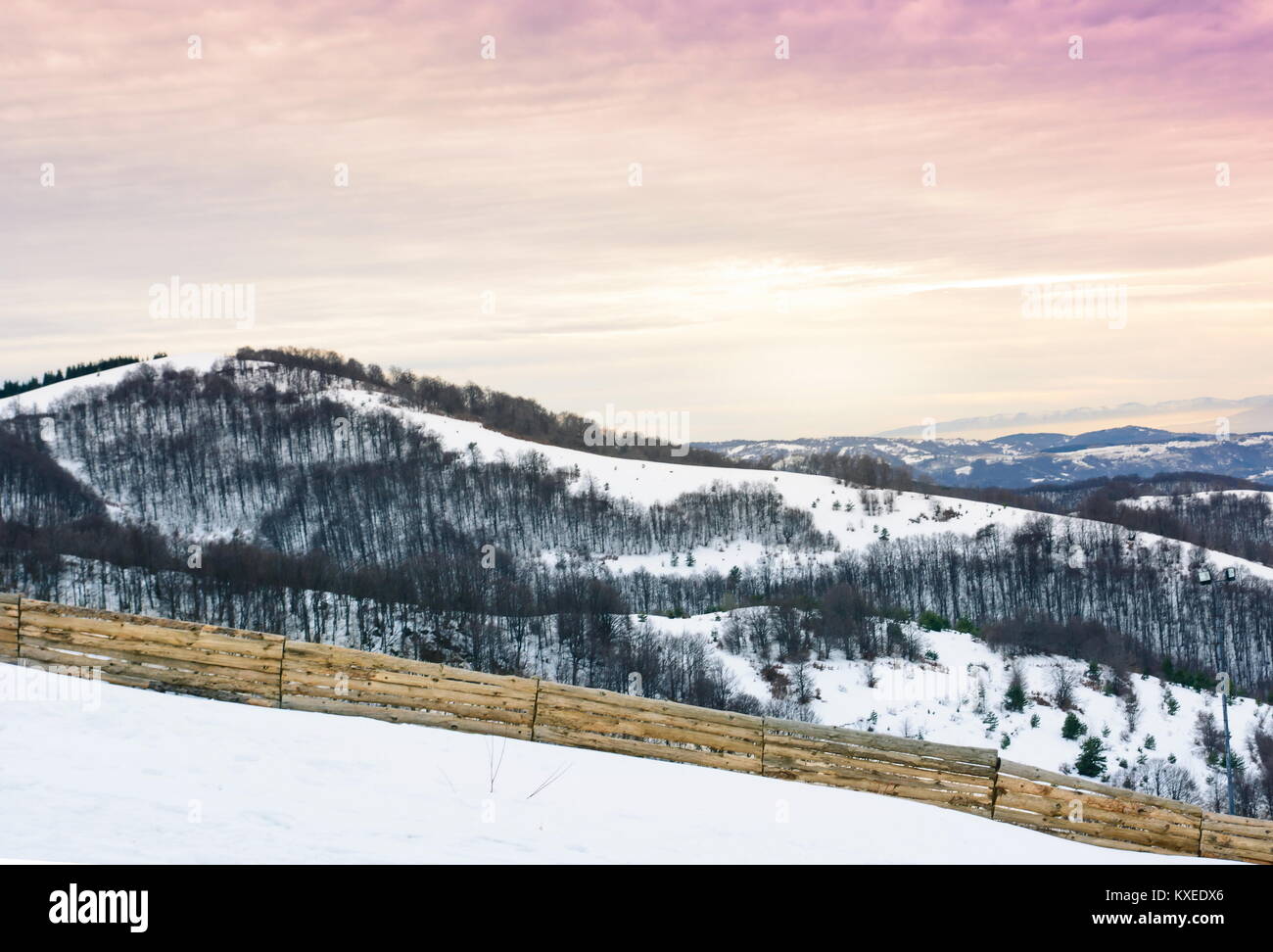 Winter malerische Landschaft bei Dämmerung mit Schnee bedeckte Berge und romantische Himmel Stockfoto