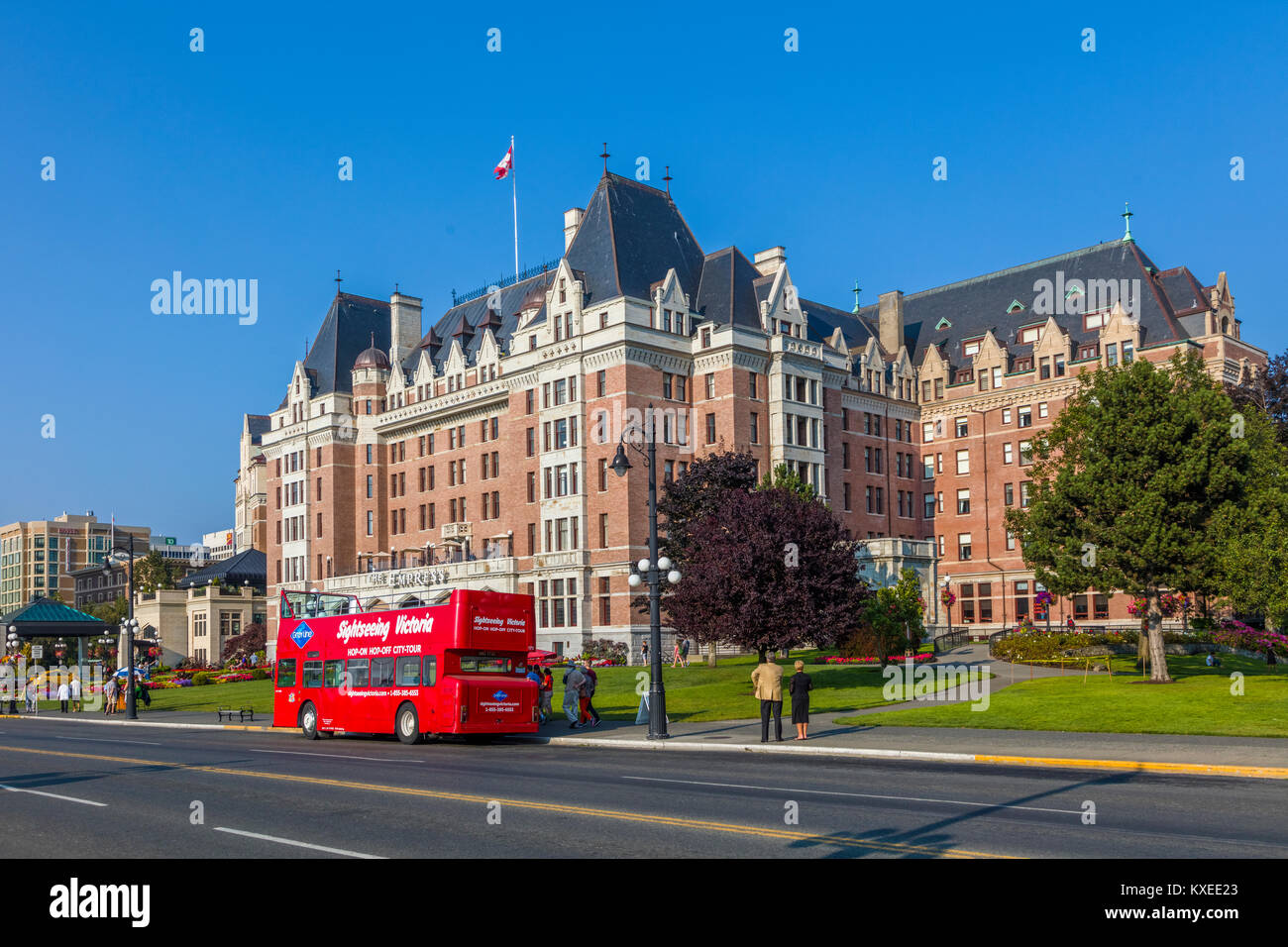 Red sightseeing tour Busse vor dem Fairmont Empress Hotel in Victoria, der auch als Garden City auf Vancouver Island in British Columbia, Kanada bekannt Stockfoto