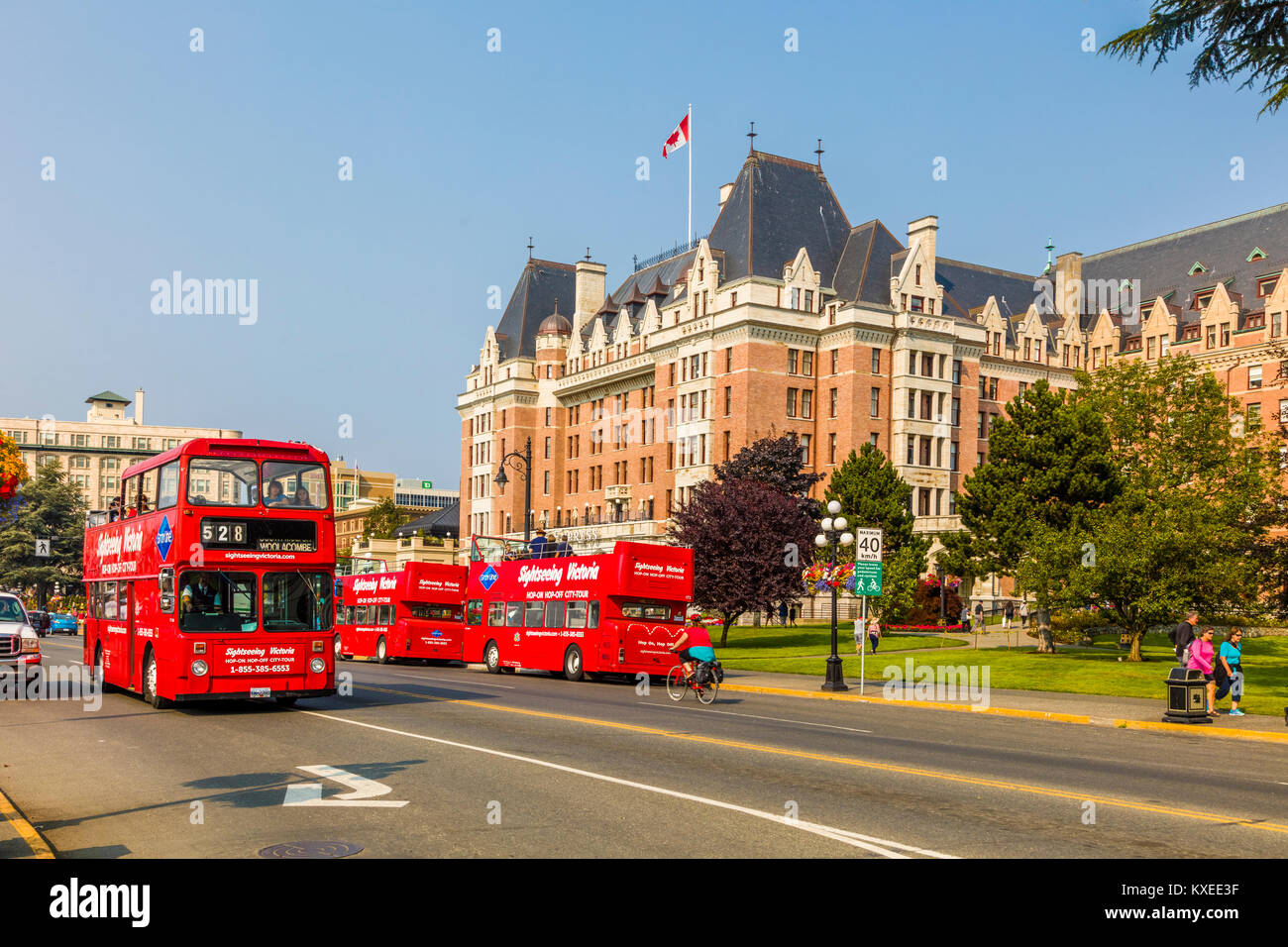 Red sightseeing tour Busse vor dem Fairmont Empress Hotel in Victoria, der auch als Garden City auf Vancouver Island in British Columbia, Kanada bekannt Stockfoto