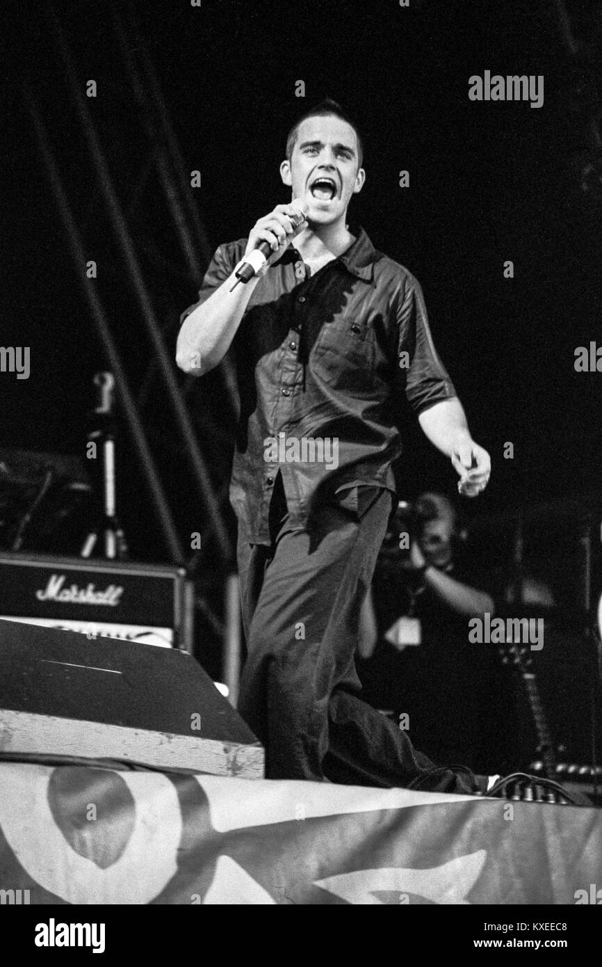 Robbie Williams auf dem Glastonbury Festival 1998. Würdig Farm, Somerset, England, Vereinigtes Königreich. Stockfoto