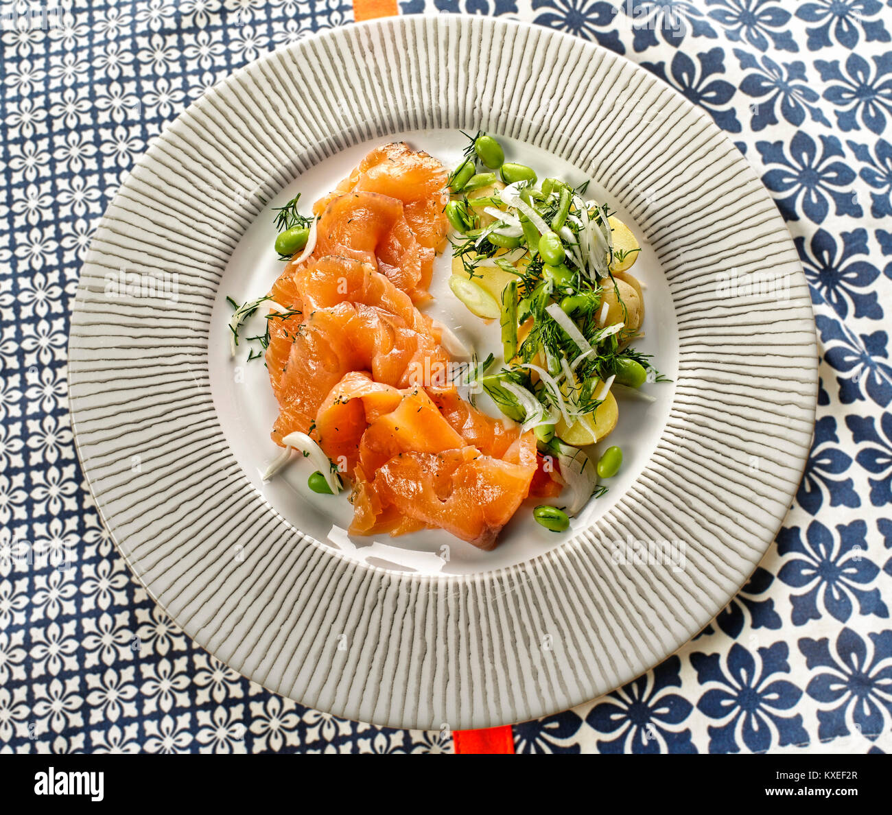 Moderner Stil Lachs und Gemüse Platte auf Tischdecke Stockfoto