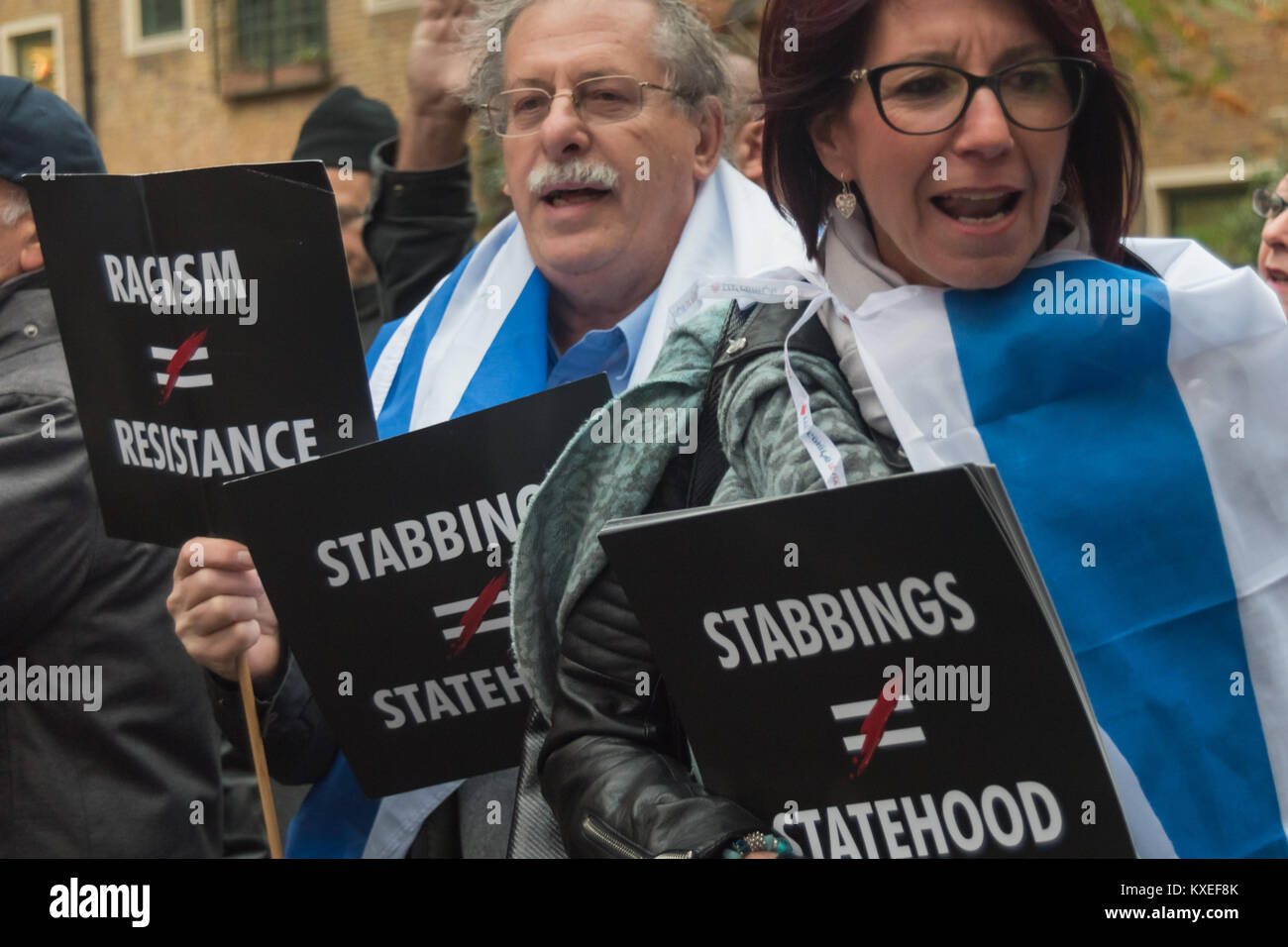 Zionistischen Extremisten Protest gegen die Erstechen von Juden in Israel der Palästinensischen Behörde UK Mission und wurden von jüdischen pro-palästinensischen Demonstranten forderten ein Ende aller Gewalt und Gerechtigkeit für die Palästinenser Stockfoto