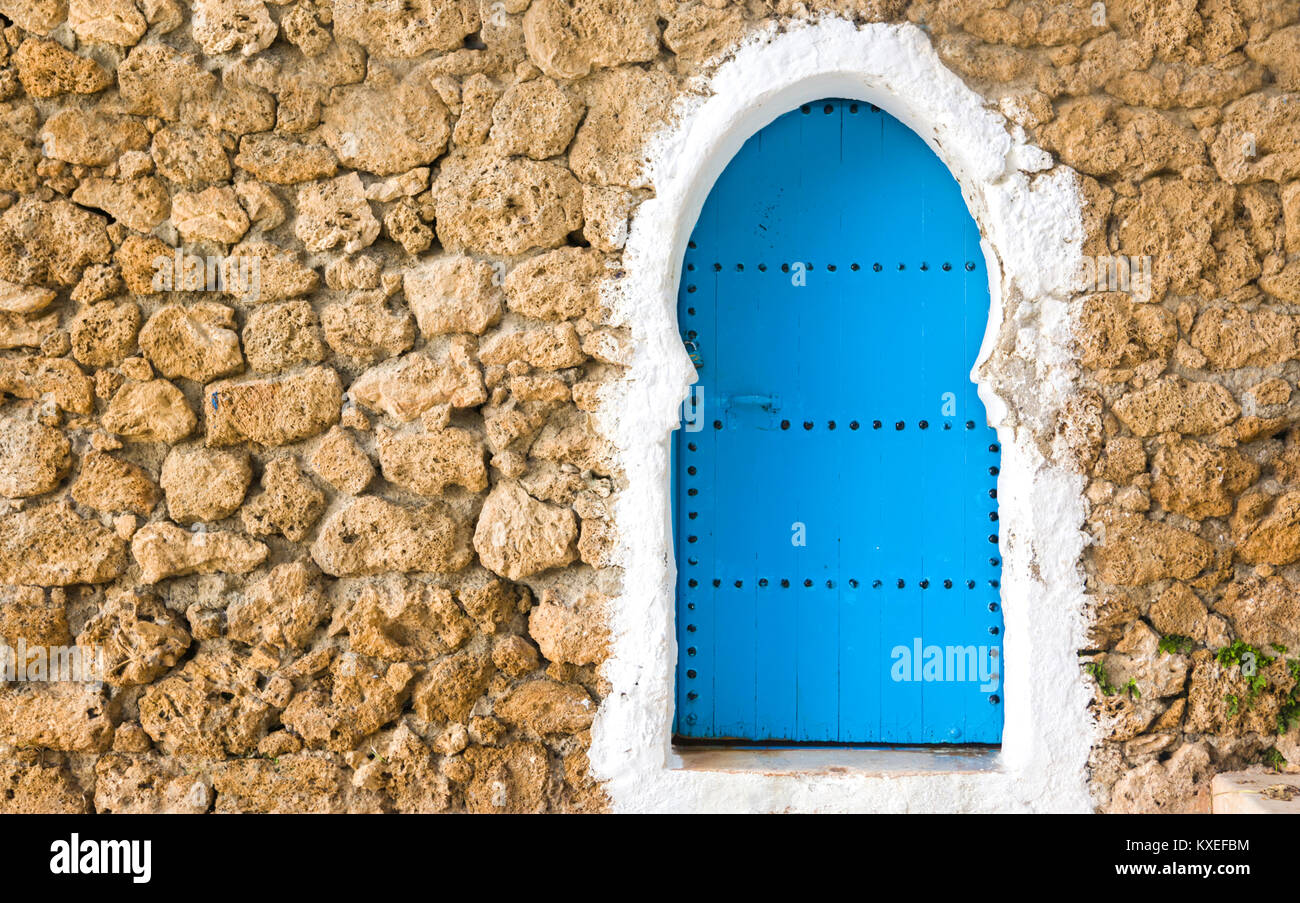 Traditionelle Pulver blau bemalte Hausfassade und Tür in der historischen Medina von Meknes, Marokko Stockfoto