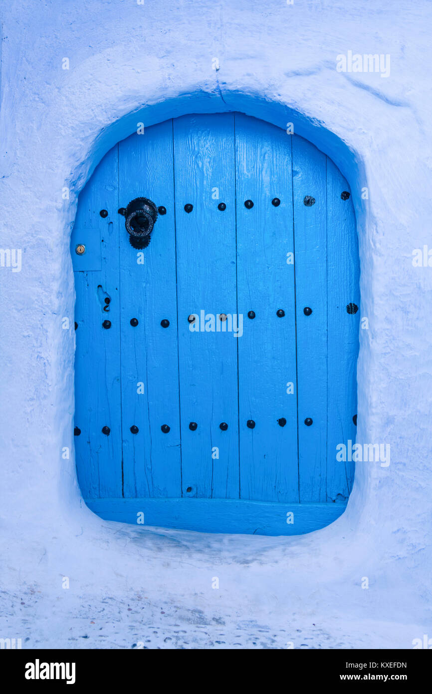 Traditionelle Pulver blau bemalte Hausfassade und Tür in der historischen Medina von Meknes, Marokko Stockfoto
