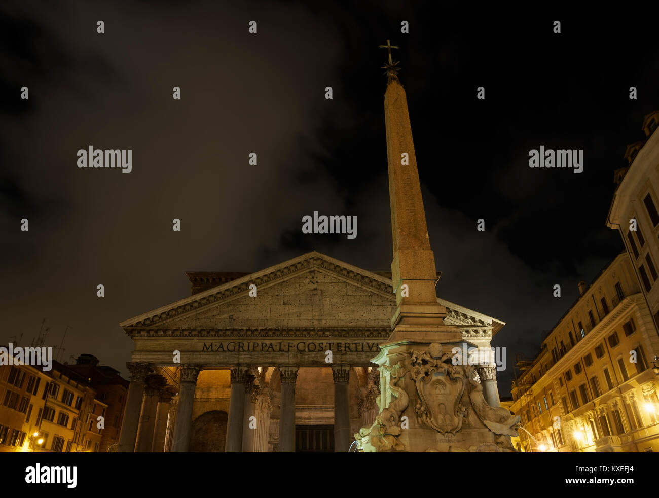 Rom Italien Pantheon Nacht ansehen. Historische ehemalige Tempel Fassade mit Brunnen und obelisc auf der Piazza della Rotonda. Stockfoto