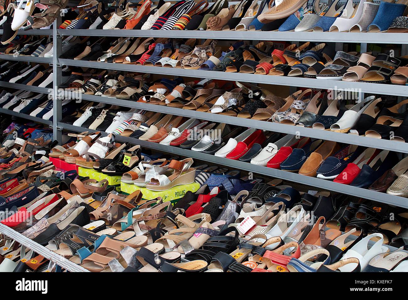 Schuh stand auf dem Wochenmarkt in El Port De La Selva. Cataluña. Spanien. Stockfoto