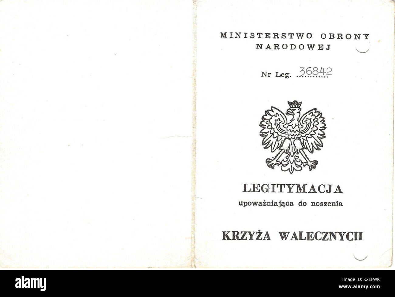 Ein Dokumentenumschlag zu Albin Łakomy mit einem Zertifikat für das Tapferkreuz, einer polnischen Militärdekoration für Tapferkeit. Stockfoto