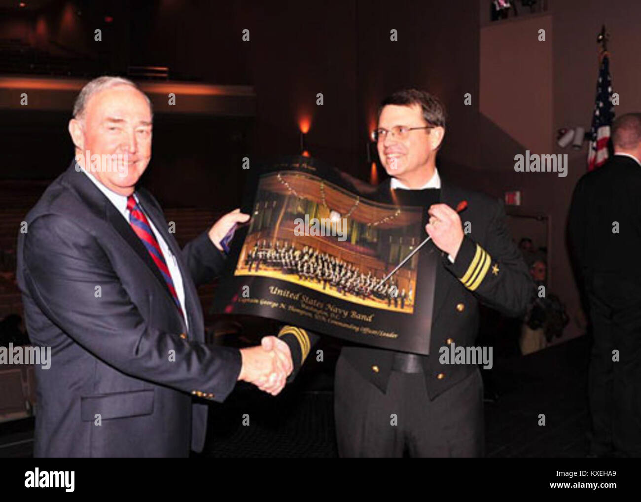 Ein Foto der US Navy, das als 100303-N-2257C-005 identifiziert wurde und Seeleute während einer offiziellen Marineoperation oder eines Trainings an Bord eines Militärschiffs zeigt. Stockfoto