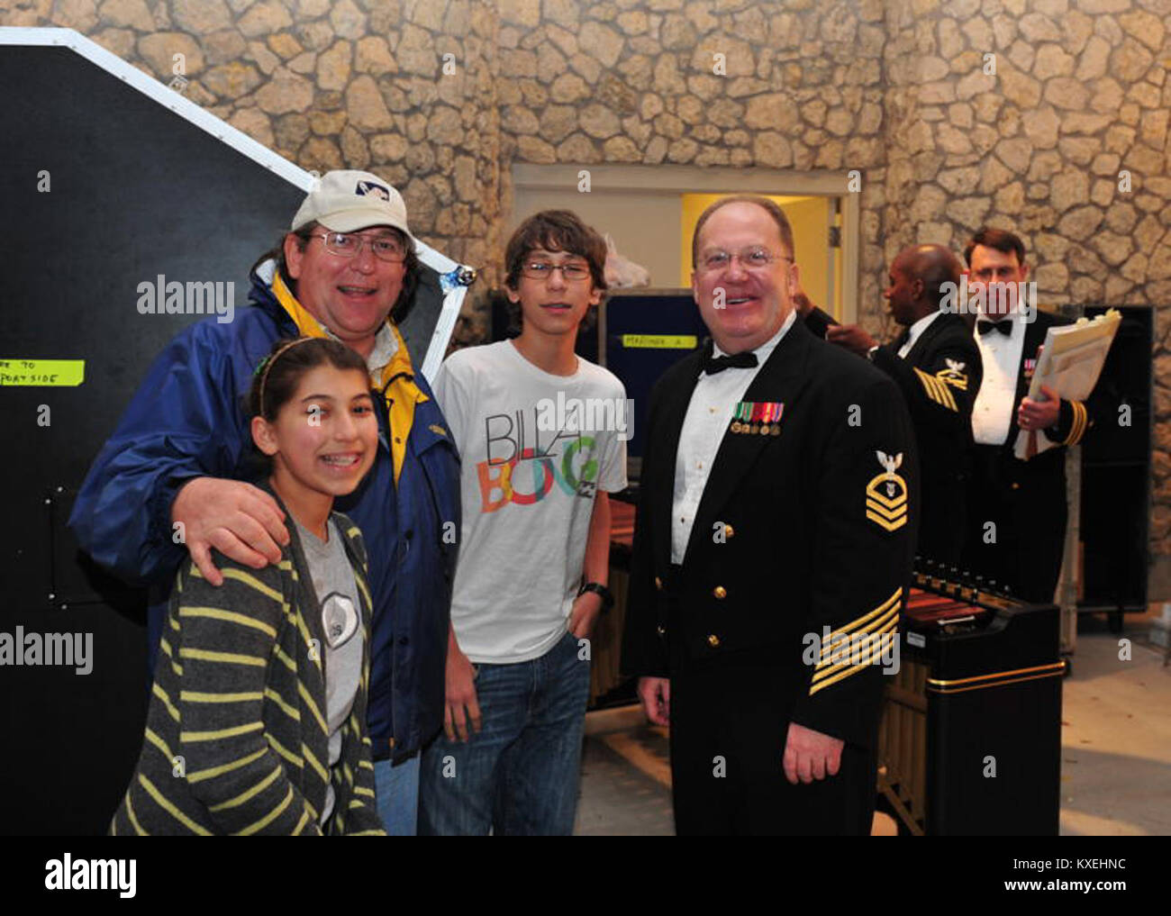 Offizielles Foto der US Navy, das Militärangehörige zeigt, die Operationen oder Schulungen an Bord eines Marineschiffs durchführen, identifiziert durch Aktenzeichen 100313-N-2257C-004. Stockfoto