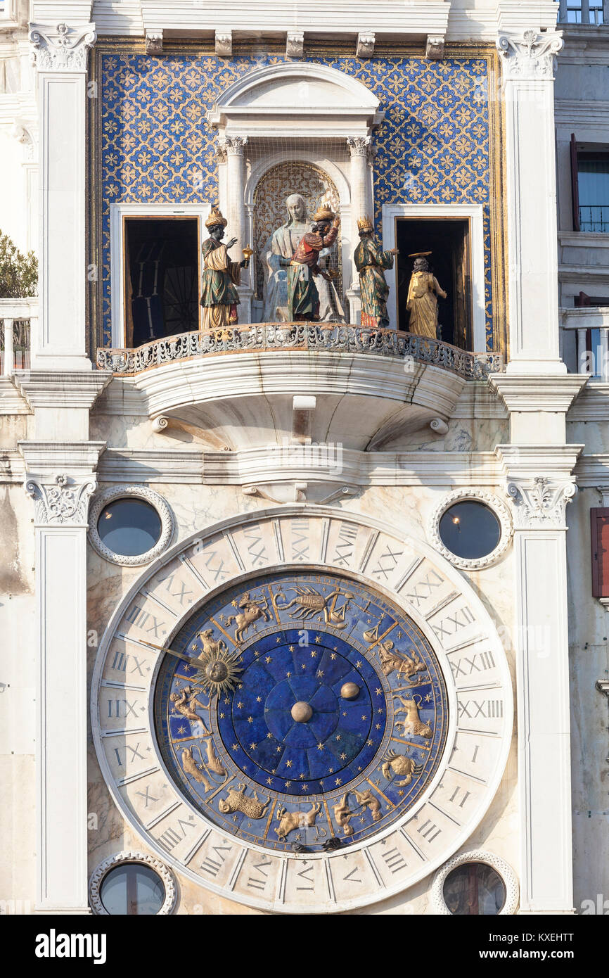 Der Uhrturm in Venedig, Italien an Epiphanie mit der mechanischen Prozession der drei Könige und Engel, einer von nur zwei Tage im Jahr, wenn Sie erscheinen Stockfoto