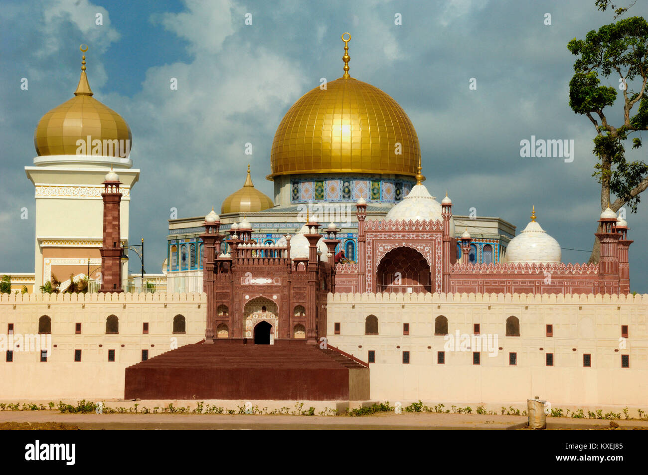 Modelle oder Repliken der Felsendom, Jerusalem & Badshahi Moschee, Lahore, im islamischen Erbe Theme Park, Kuala Terengganu, Malaysia Stockfoto