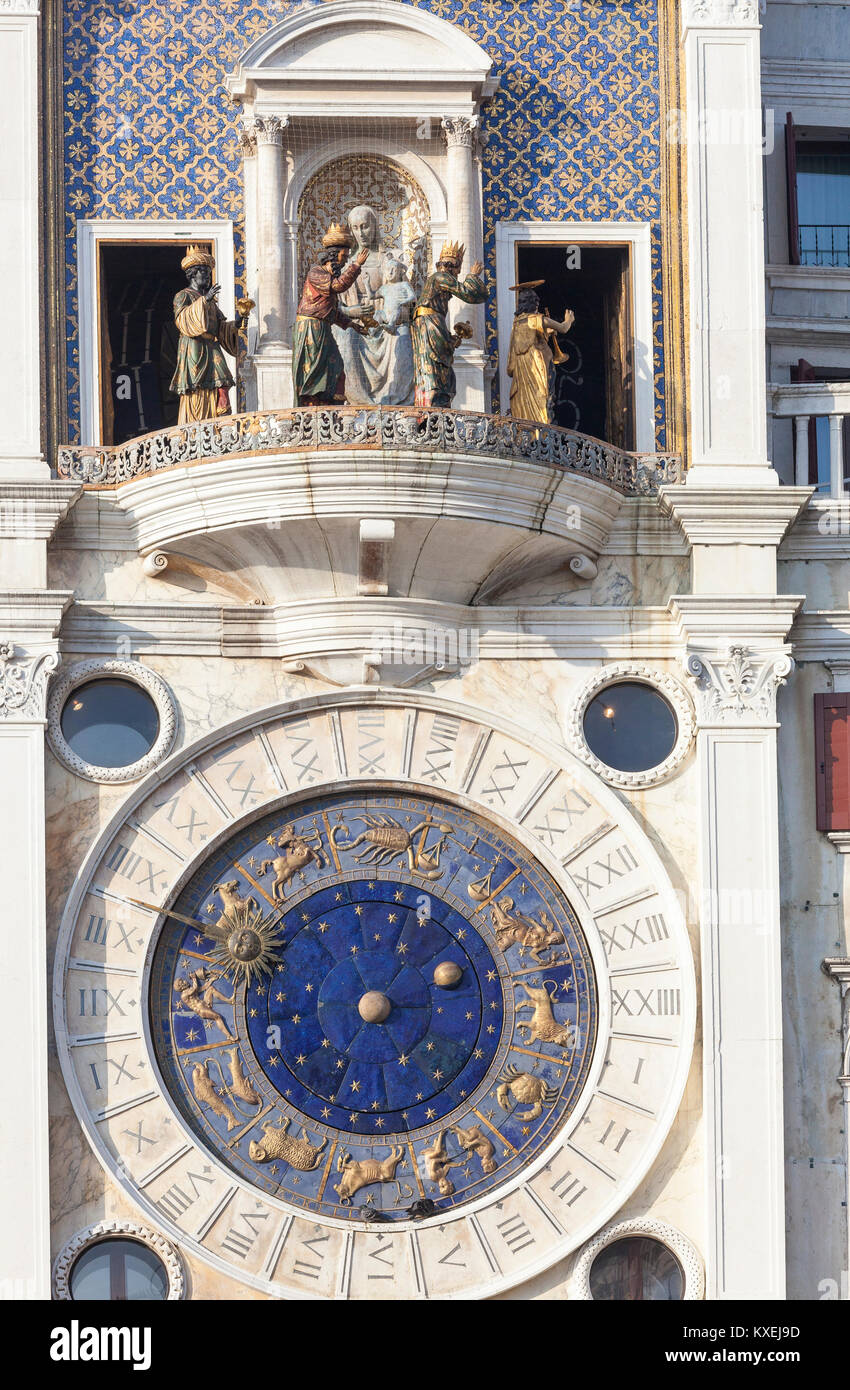 Der Uhrturm in Venedig, Italien an Epiphanie mit der mechanischen Prozession der drei Könige und Engel, einer von nur zwei Tage im Jahr, wenn Sie erscheinen Stockfoto