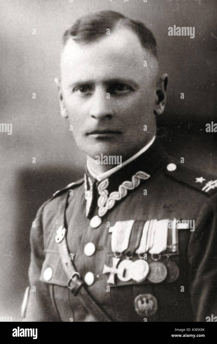 Porträt von Aleksander Krzyżanowski, einem polnischen Offizier, der für seine Führung in der Heimatarmee während des Zweiten Weltkriegs und seine Rolle in der polnischen Widerstandsbewegung bekannt ist. Stockfoto