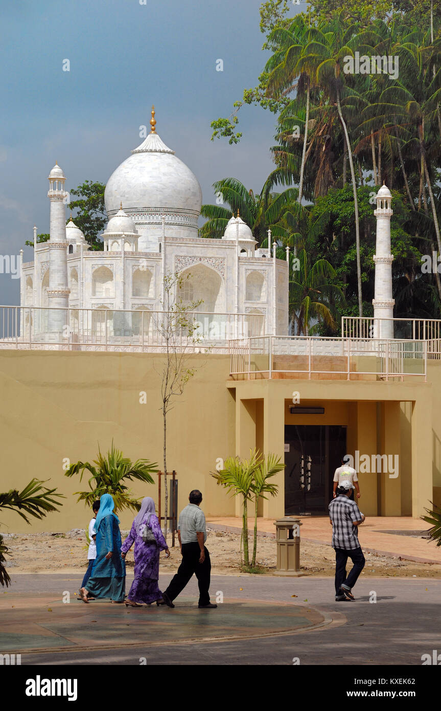 Malaysische muslimischen Touristen oder Besucher vorbei an einem Modell oder Nachbildung der Taj Mahal im Islamischen Heritage Park, Kuala Terengganu, Malaysia Stockfoto