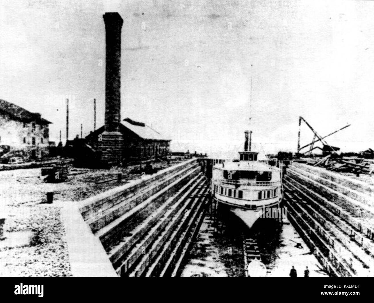 Das 1890-91 in Kingston (Ontario) errichtete Trockendock ist ein Kalkstein-Gravierdock, das ursprünglich 85,3 Meter lang und später erweitert wurde. Es diente den Schiffen der Great Lakes, indem es es erlaubte, den Rumpf für Reparaturen freizulegen und ist heute Teil eines maritimen Museumsgeländes und einer ausgewiesenen National Historic Site of Canada. :ContentReference[oaicite:4]{index=4} Stockfoto
