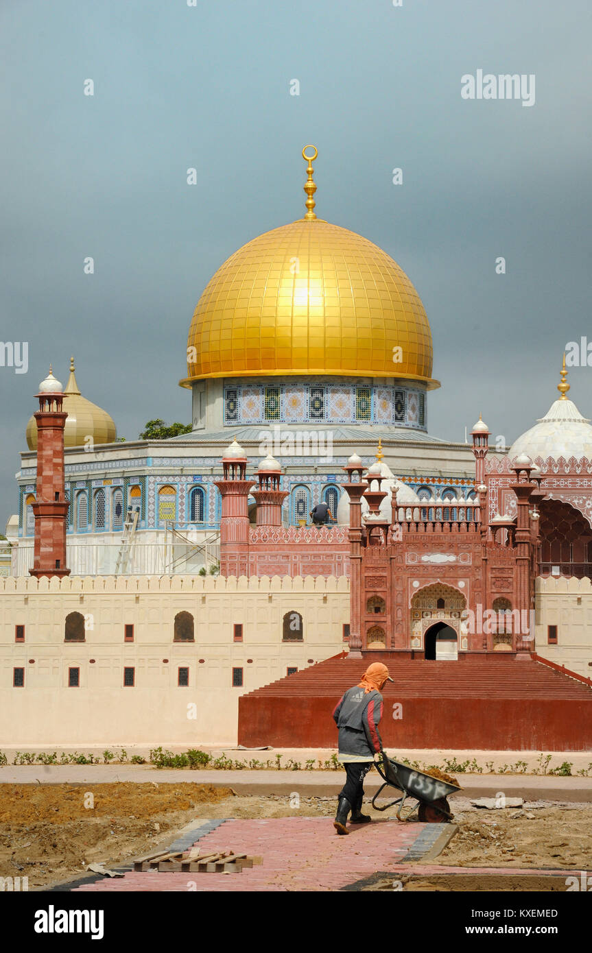 Modelle oder Repliken der Felsendom, Jerusalem & Badshahi Moschee, Lahore, im islamischen Erbe Theme Park, Kuala Terengganu, Malaysia Stockfoto