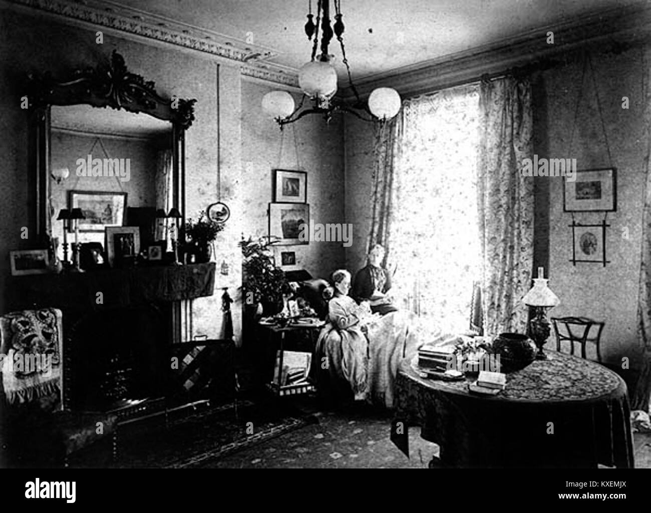 Dieses Foto, das um 1890 aufgenommen wurde, zeigt Alice James, wie sie sich neben Katharine Loring im Royal Leamington Spa in England zurücklehnt. Das Bild fängt die intime, persönliche Natur des Augenblicks ein. Stockfoto