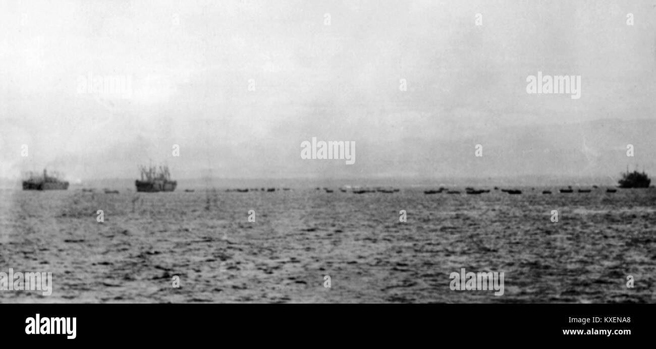 Allied Transporte mit Landing Craft aus tulagi am 7. August 1942 (AWM) 043362 Stockfoto