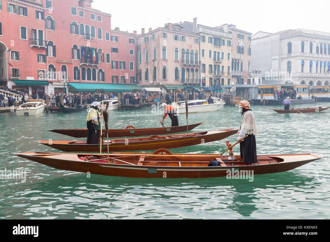 La Festa dell Epifania, oder alte Hexe Bafana, Grand Canal, Venice, Italien. Drei Wettbewerber in der Regata der Hexen, die am Dreikönigstag findet Stockfoto