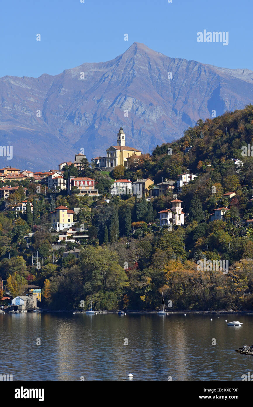Die Stadt Pino sulla Sponda del Lago Maggiore und Gipfel Pizzo di Vogorno, Lombardei, Italien Stockfoto