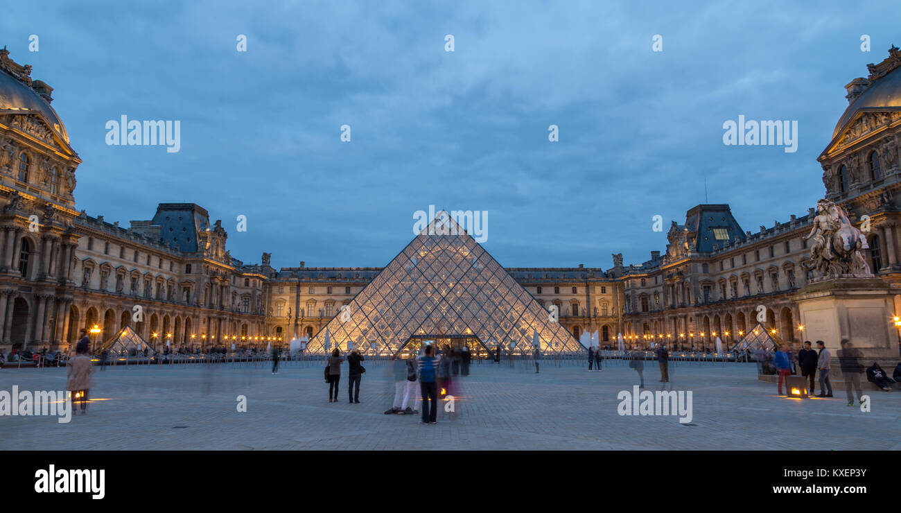 Louvre Glaspyramide bei Dämmerung, Paris, Frankreich Stockfoto
