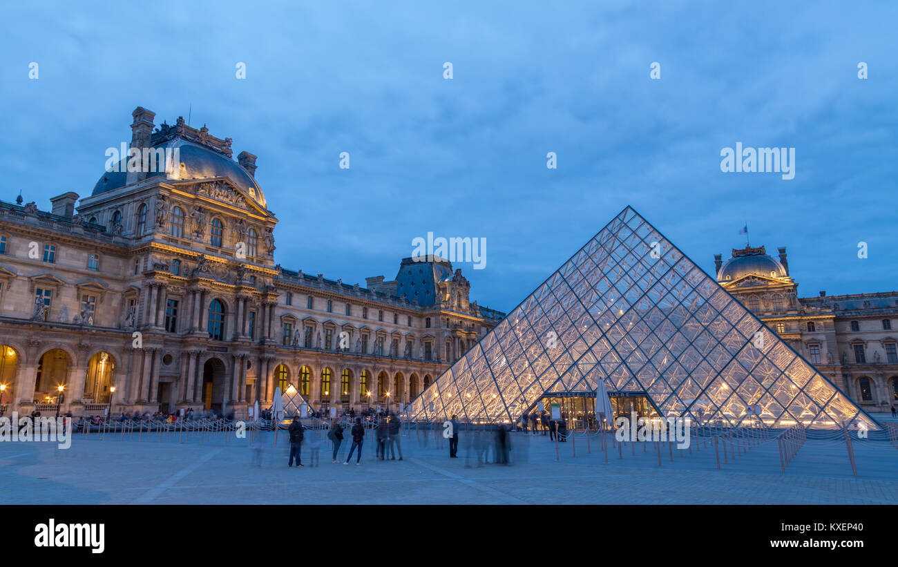 Louvre Glaspyramide bei Dämmerung, Paris, Frankreich Stockfoto