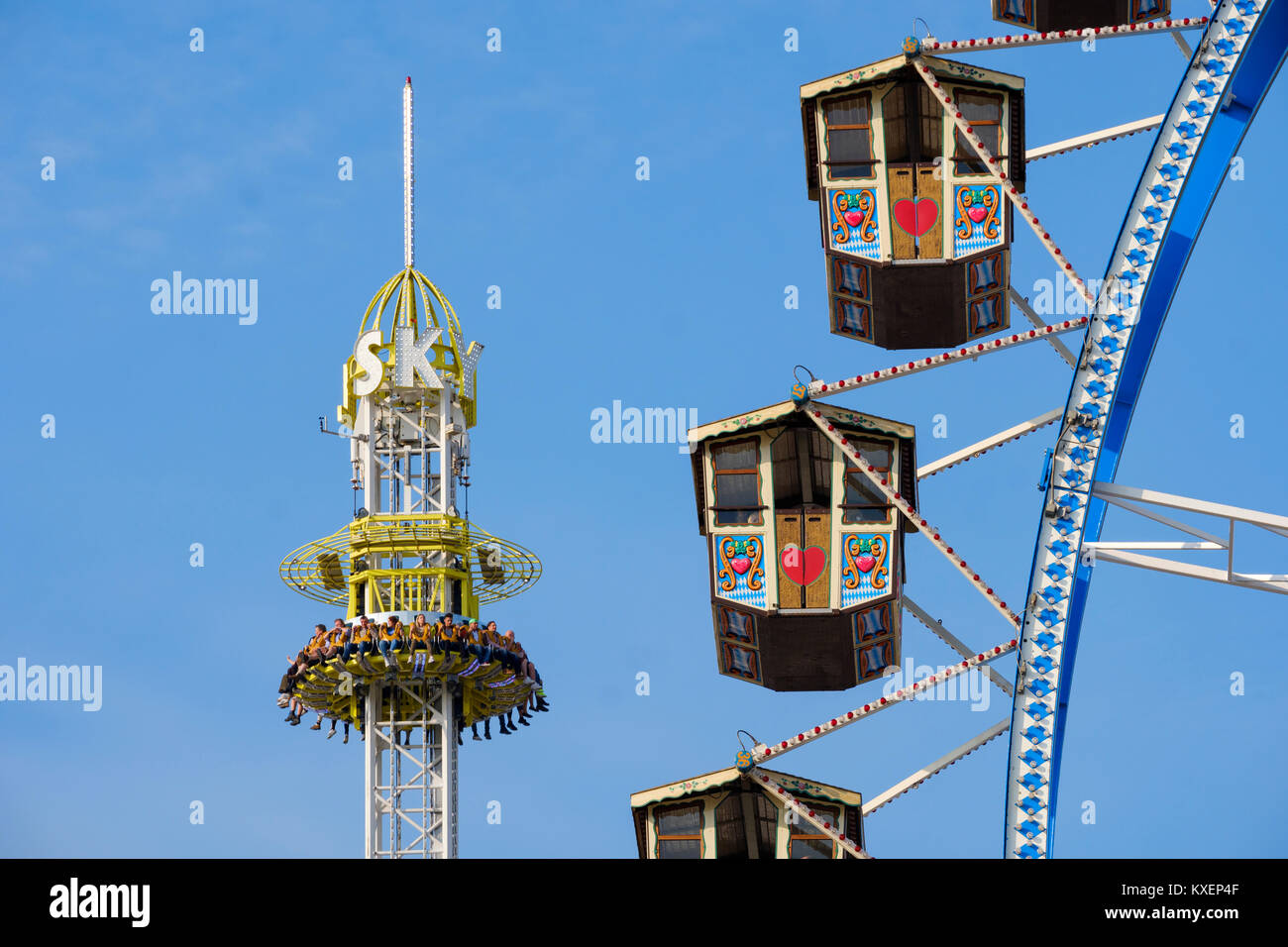 Riesenrad und SkyFall Freefall Tower, Oktoberfest, Wiesn, München, Oberbayern, Bayern, Deutschland Stockfoto
