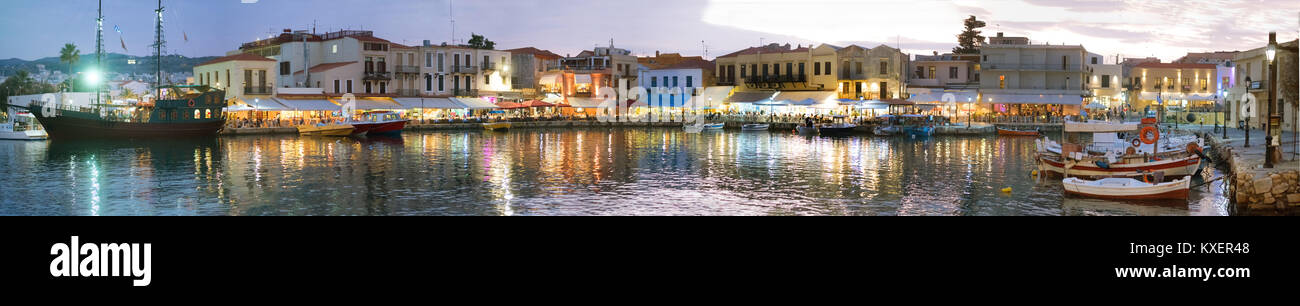 Abendstimmung, Boote und Restaurants in Venezianischen Hafen, Rethymno, Kreta, Griechenland Stockfoto