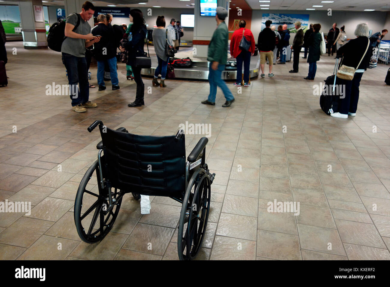 Ein Rollstuhl in einem Flughafen Gepäckausgabebereich Stockfoto