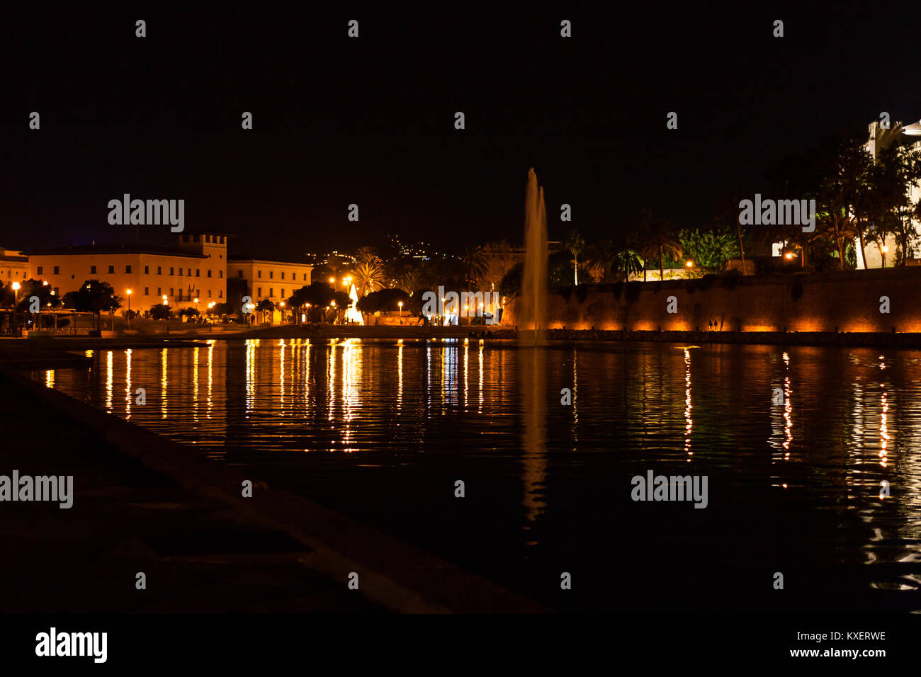 Nacht Blick auf den See mit einem Brunnen im Parc de la Mar (Parque de la Mar). Palma De Mallorca, Spanien Stockfoto