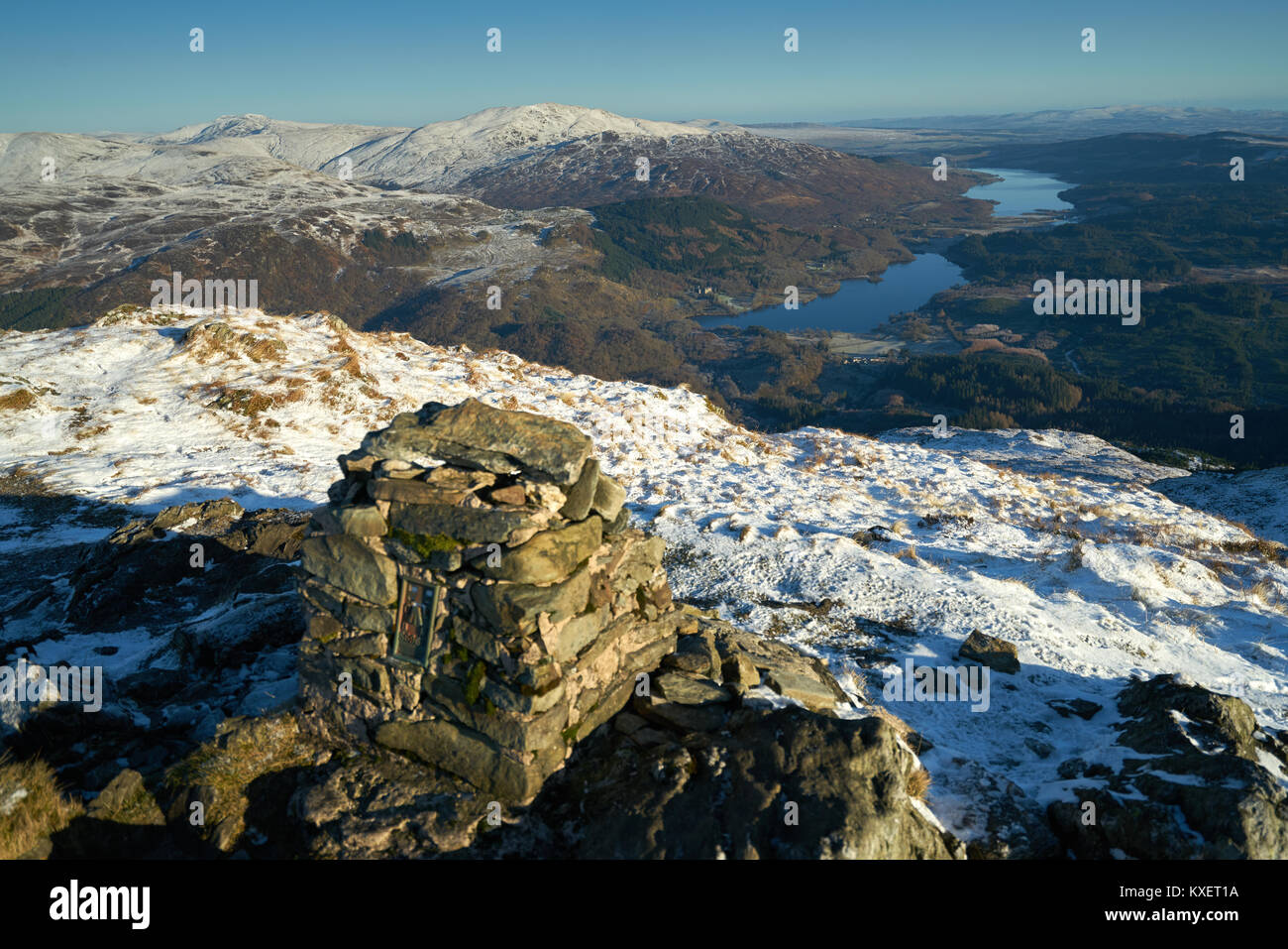 Winter Blick vom Gipfel des Ben Venue in die Trossachs, Schottland, Großbritannien. Stockfoto