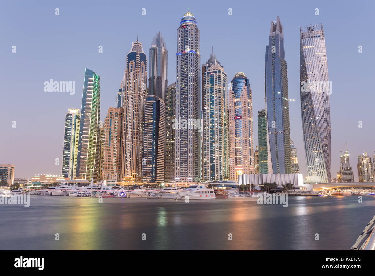 Die futuristische Skyline der Wolkenkratzer in Dubai, Vereinigte Arabische Emirate. Stockfoto