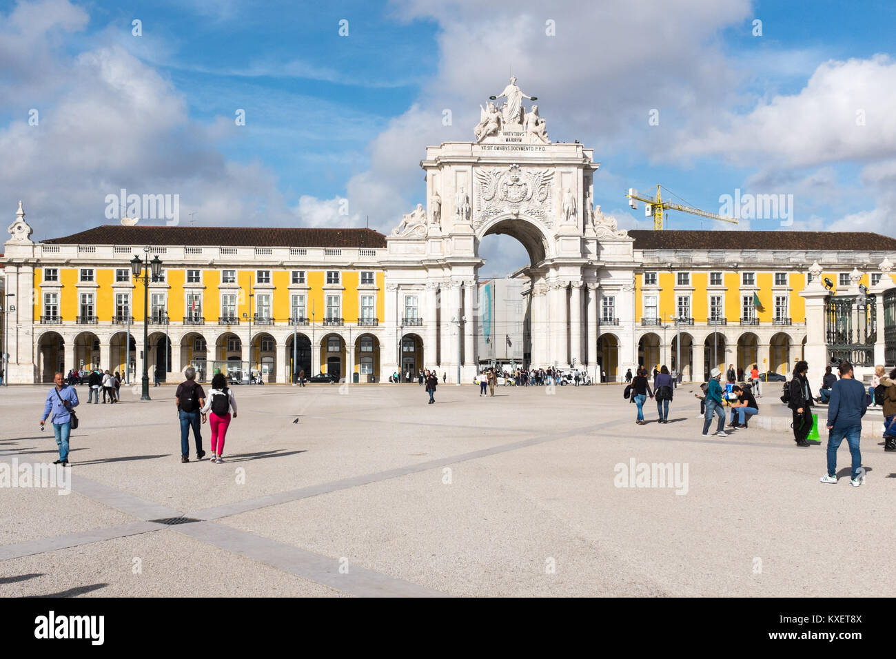 Die Praca do Comercio in Lissabon erreichen, einschließlich der Statue von Dom Jose und Arco da Rua Augusta, einem reich verzierten Triumphbogen Stockfoto